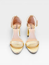 Sandália Beyou Shoes Ibiza em napa ouro light com salto bloco de 9,5 cm e fechamento por fivela no tornozelo