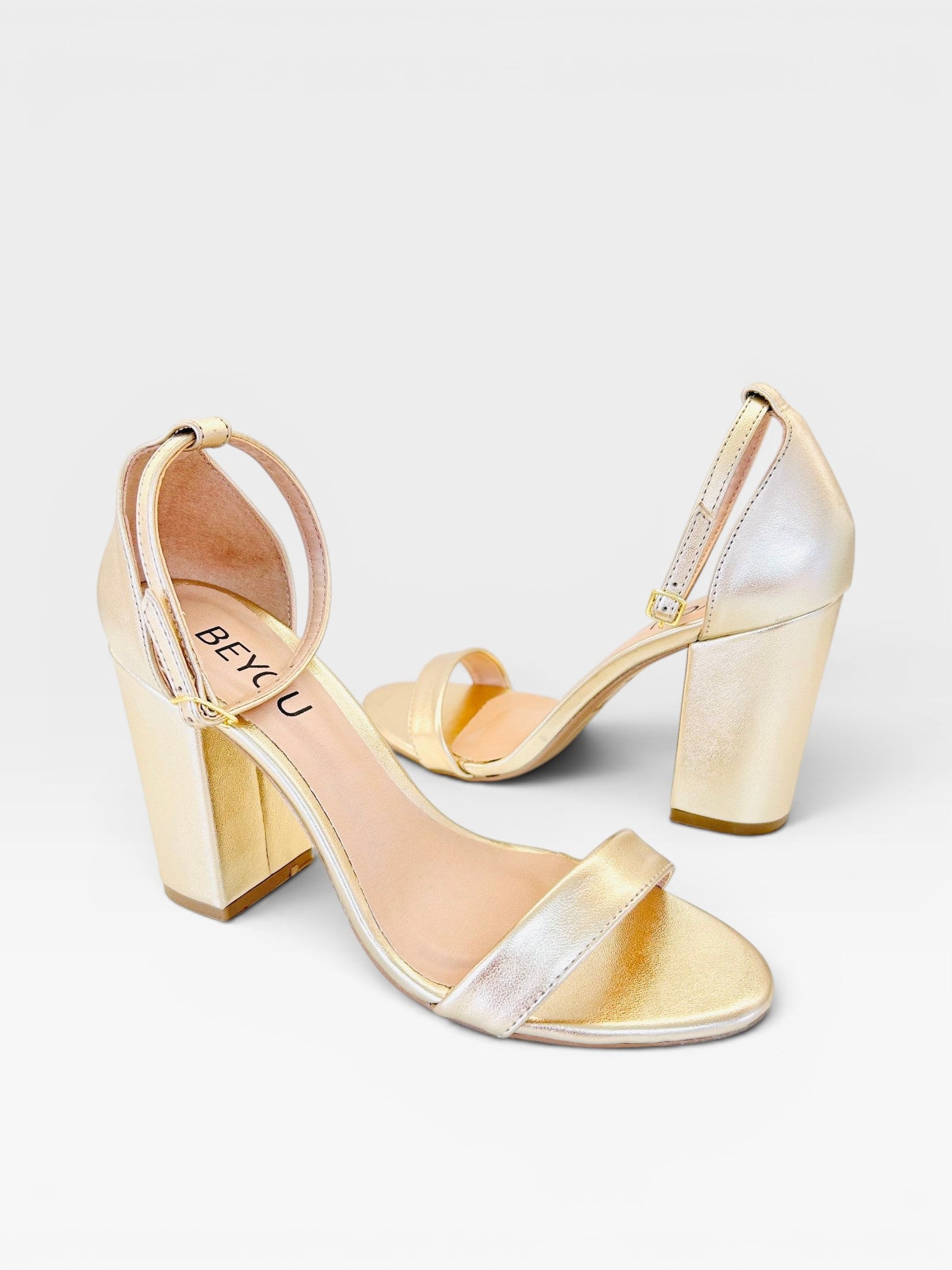 Sandália Beyou Shoes Ibiza em napa ouro light com salto bloco de 9,5 cm e tira ajustável no tornozelo.