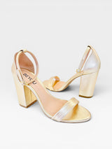 Sandália Beyou Shoes Ibiza em napa ouro light com salto bloco de 9,5 cm e tira ajustável no tornozelo.