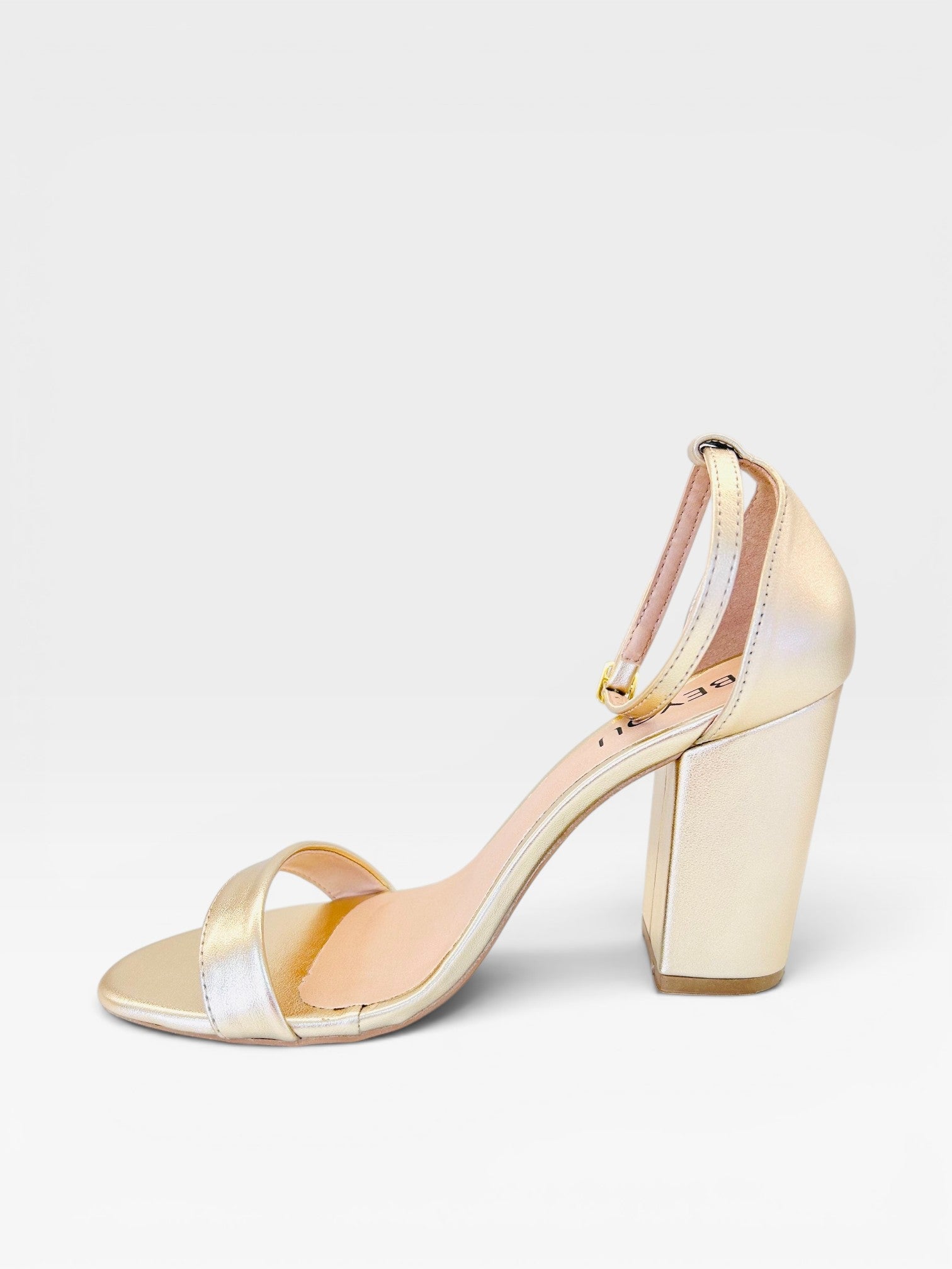 Sandália Beyou Shoes Ibiza em napa ouro light com salto bloco de 9,5 cm e tira no tornozelo, vista lateral.