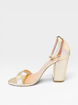 Sandália Beyou Shoes Ibiza em napa ouro light com salto bloco de 9,5 cm e tira no tornozelo, vista lateral.