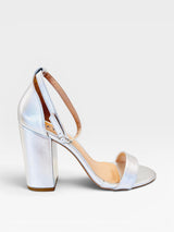 Sandália Ibiza Beyou Shoes prata em napa com salto bloco de 9,5 cm e fechamento por fivela no tornozelo
