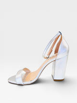 Sandália Ibiza Beyou Shoes prata em napa com salto bloco de 9,5 cm e tira no tornozelo, vista lateral.