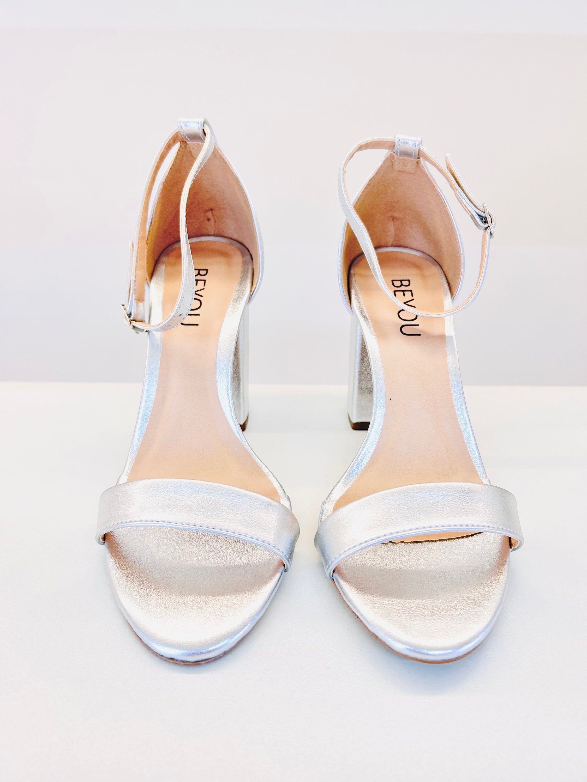 Sandália Ibiza Beyou Shoes prata em napa com salto bloco de 9,5 cm e tira ajustável no tornozelo.