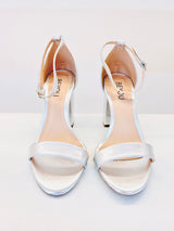 Sandália Ibiza Beyou Shoes prata em napa com salto bloco de 9,5 cm e tira ajustável no tornozelo.