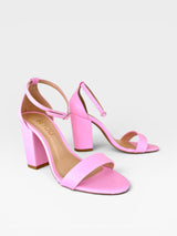 Sandália Ibiza Beyou Shoes rosa chiclete em napa com salto bloco de 9,5 cm e fechamento por fivela no tornozelo