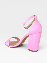 Sandália Ibiza Beyou Shoes rosa chiclete em napa com salto bloco de 9,5 cm e tira no tornozelo, vista lateral.