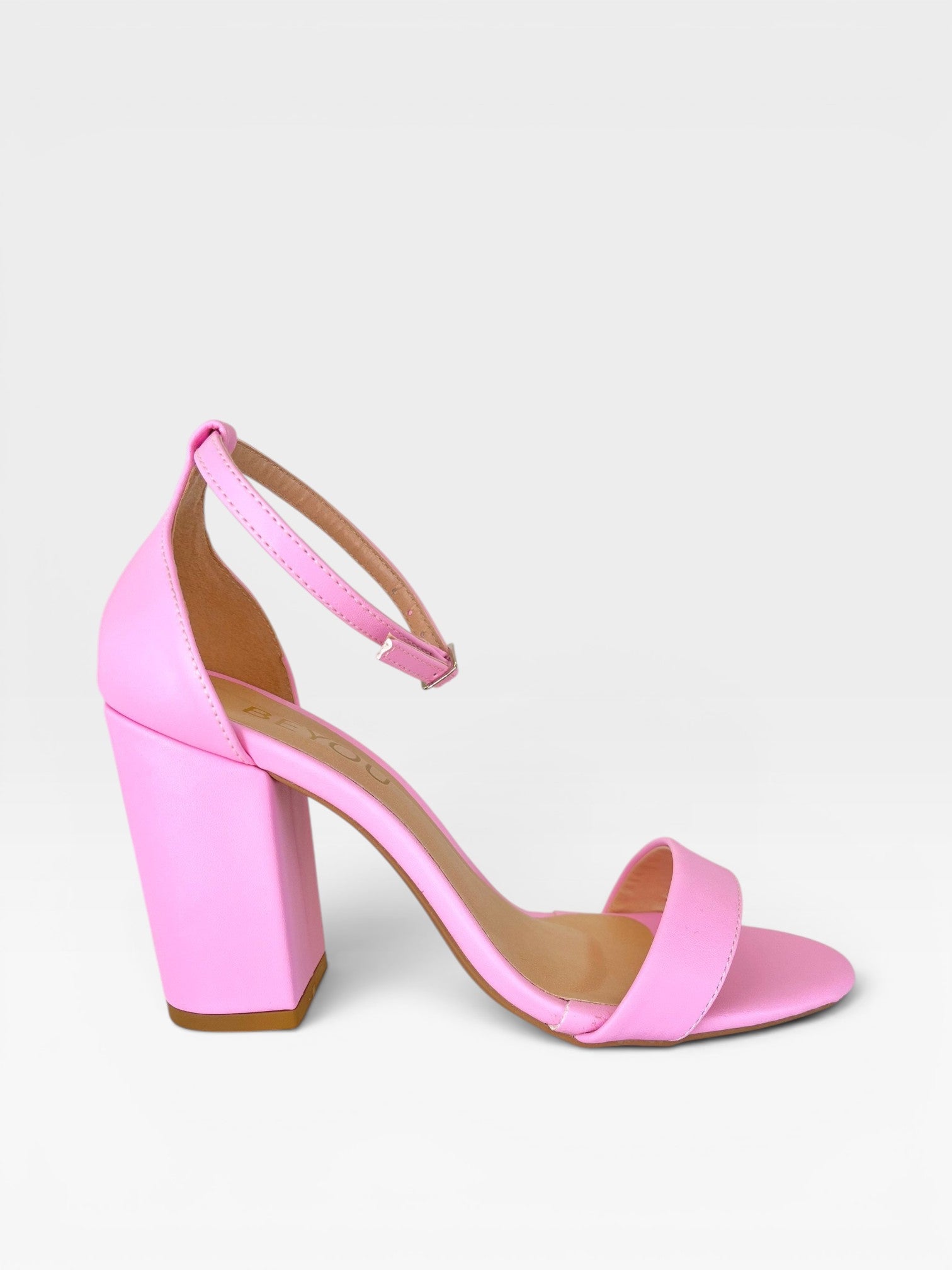 Sandália Ibiza Beyou Shoes rosa chiclete em napa com salto bloco alto e tira ajustável no tornozelo