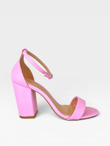 Sandália Ibiza Beyou Shoes rosa chiclete em napa com salto bloco alto e tira ajustável no tornozelo