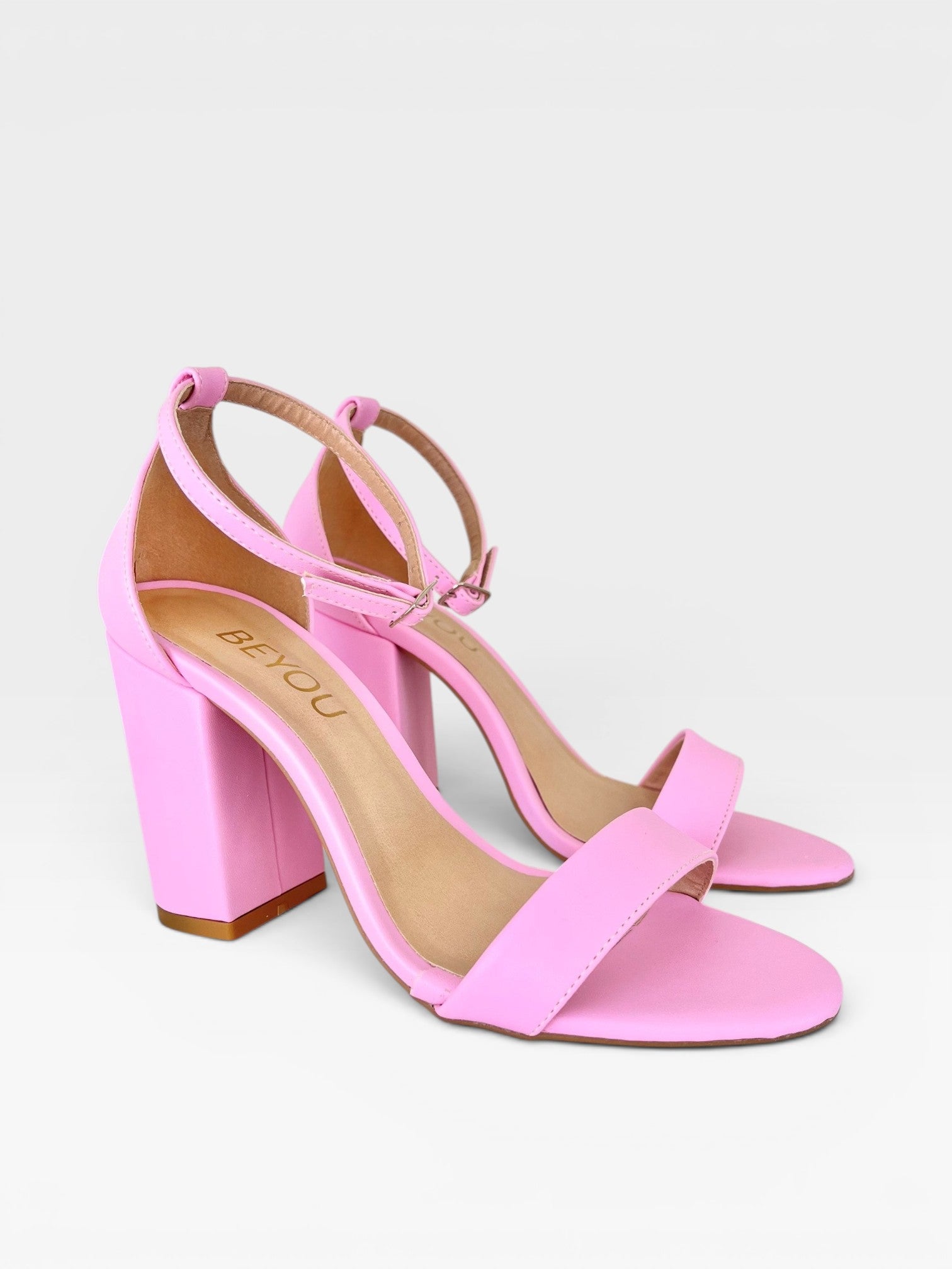 Sandália Ibiza Beyou Shoes rosa chiclete em napa com salto bloco de 9,5 cm e fechamento por fivela no tornozelo.