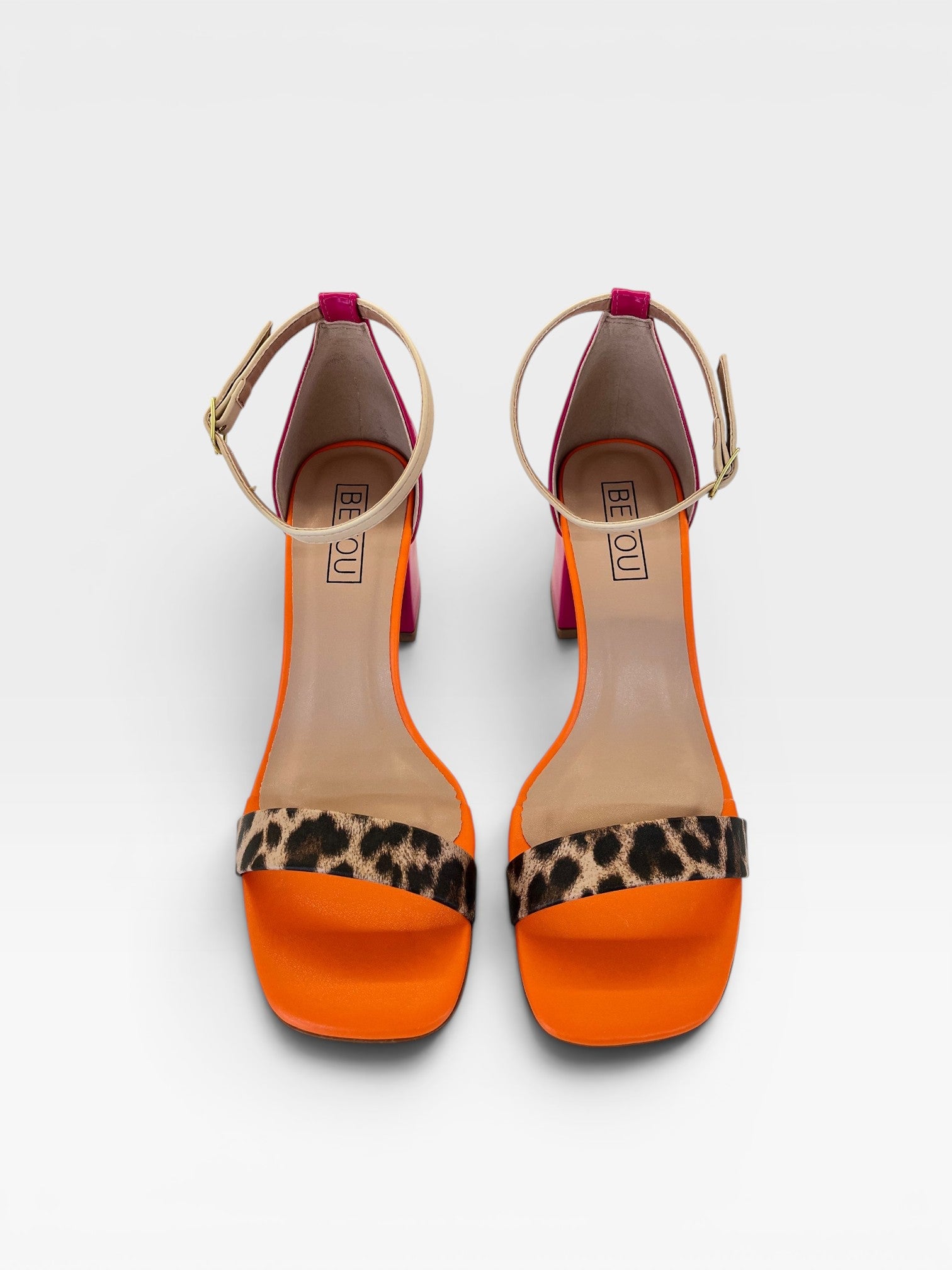 Sandália Ilhabela Beyou Shoes colorida em napa com tira frontal em animal print e salto bloco de 6 cm