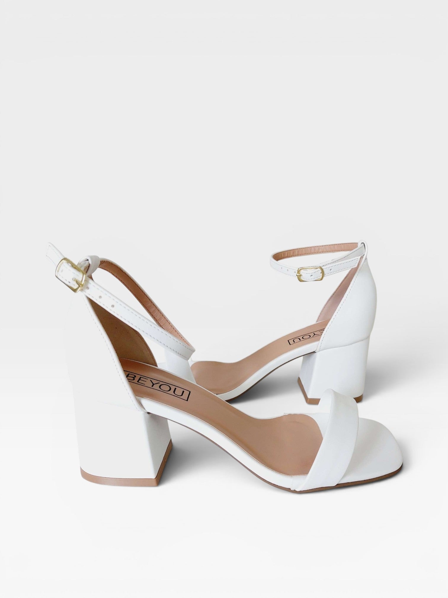 Sandália Ilhabela Beyou Shoes branca em napa com salto bloco de 6 cm e fechamento por fivela lateral