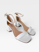 Sandália Ilhabela branca Beyou Shoes em napa com salto bloco de 6 cm e tira no tornozelo, design elegante e moderno.