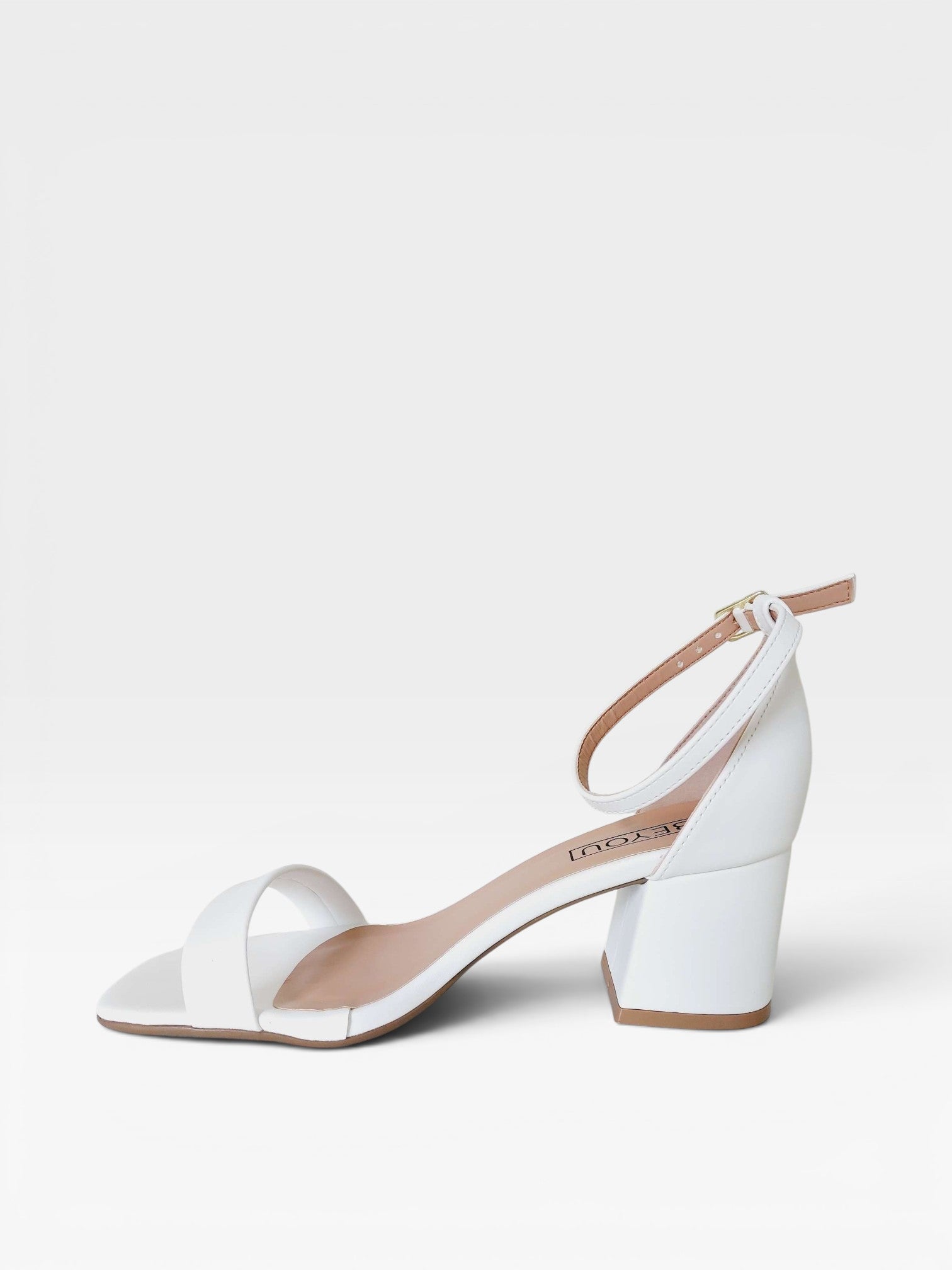 Sandália Ilhabela Beyou Shoes branca em napa com salto bloco de 6 cm e tira fina no tornozelo, vista lateral.