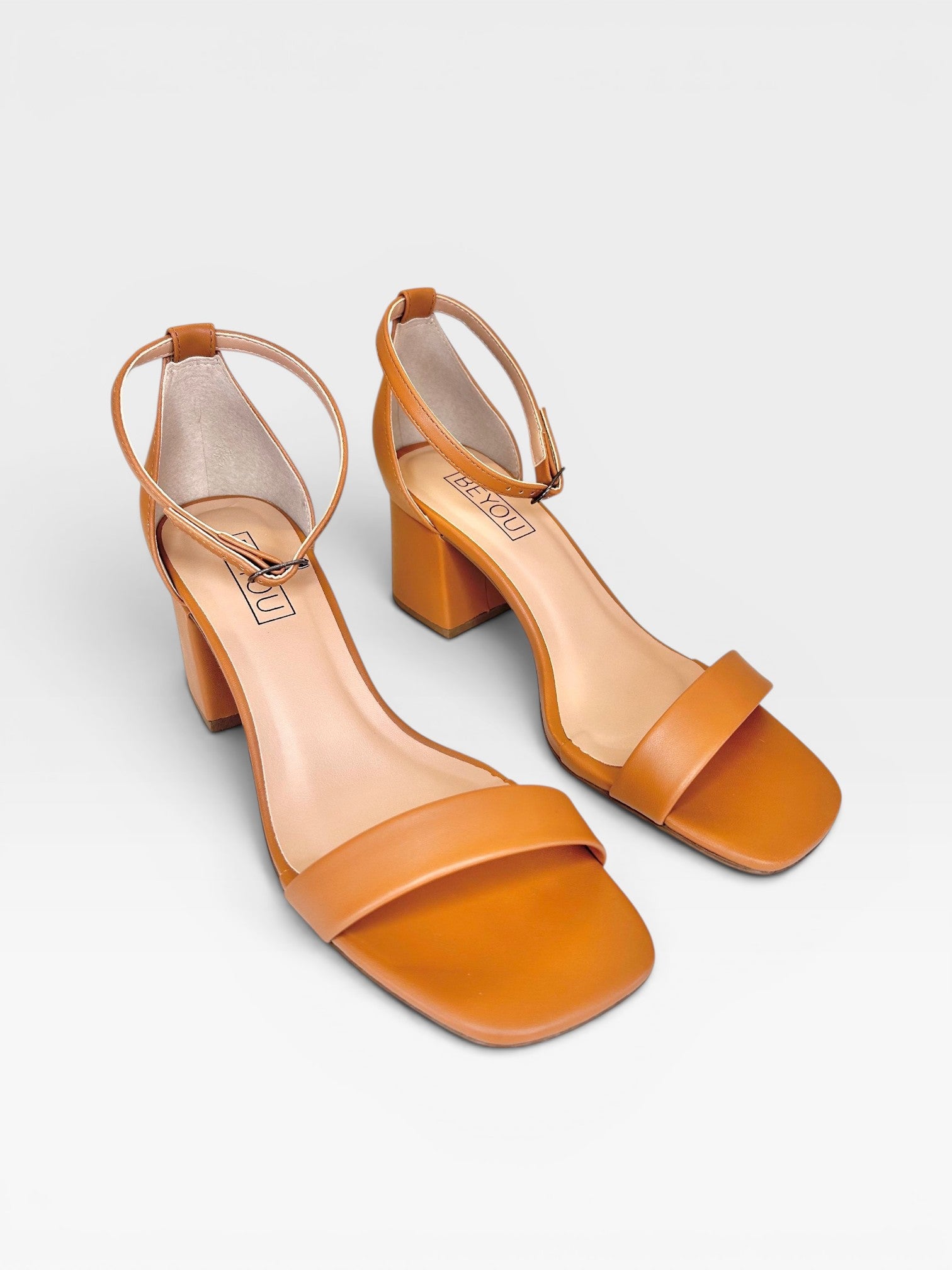 Sandália Ilhabela Beyou Shoes cor cappuccino em napa com salto bloco de 6 cm e tira no tornozelo
