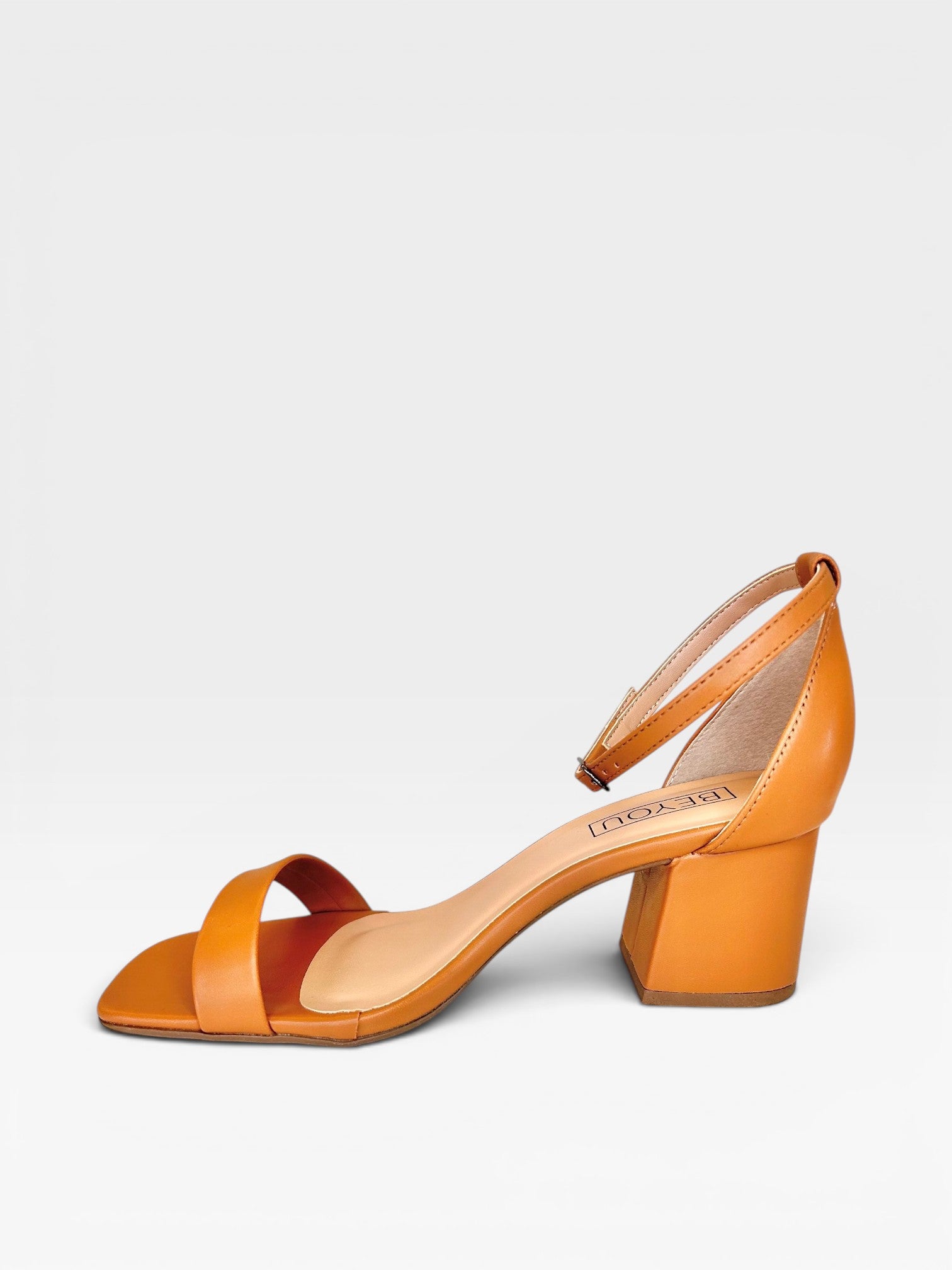 Sandália Beyou Shoes Ilhabela cappuccino em napa com salto bloco de 6 cm e tira no tornozelo, vista lateral