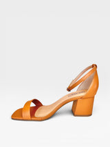 Sandália Beyou Shoes Ilhabela cappuccino em napa com salto bloco de 6 cm e tira no tornozelo, vista lateral
