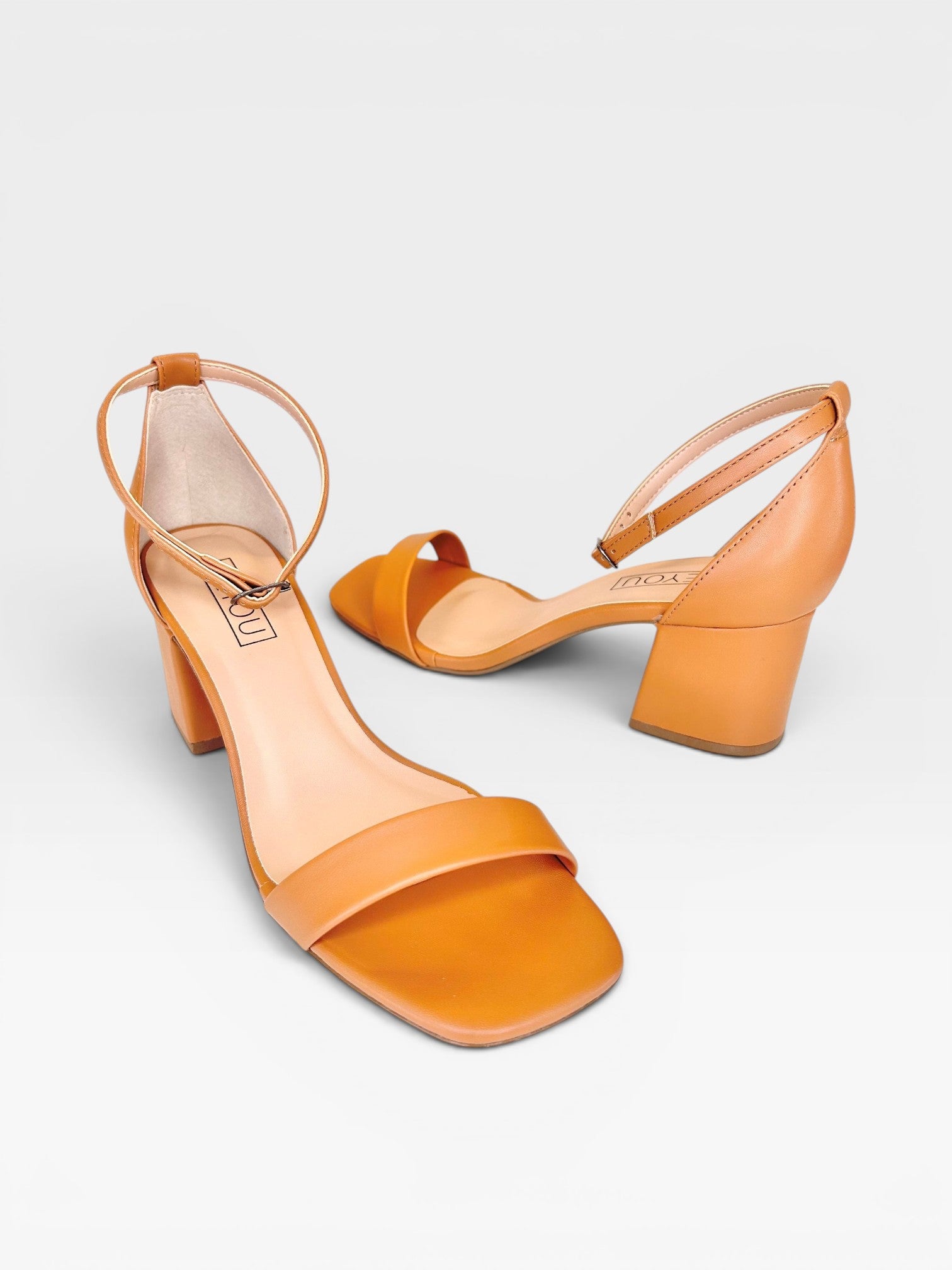 Sandália Beyou Shoes Ilhabela cappuccino em napa com salto bloco de 6 cm e tira frontal