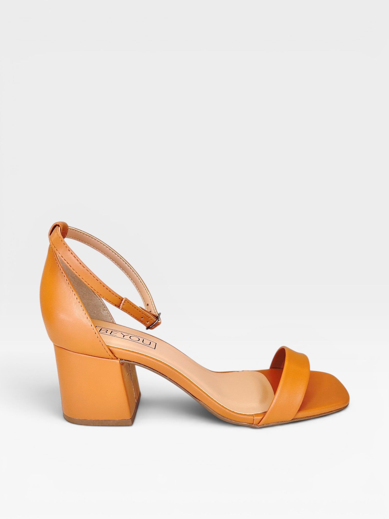 Sandália Beyou Shoes Ilhabela cappuccino em napa com salto bloco de 6 cm e tira no tornozelo, vista lateral.