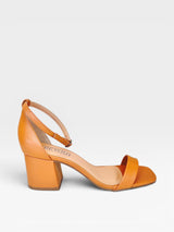 Sandália Beyou Shoes Ilhabela cappuccino em napa com salto bloco de 6 cm e tira no tornozelo, vista lateral.