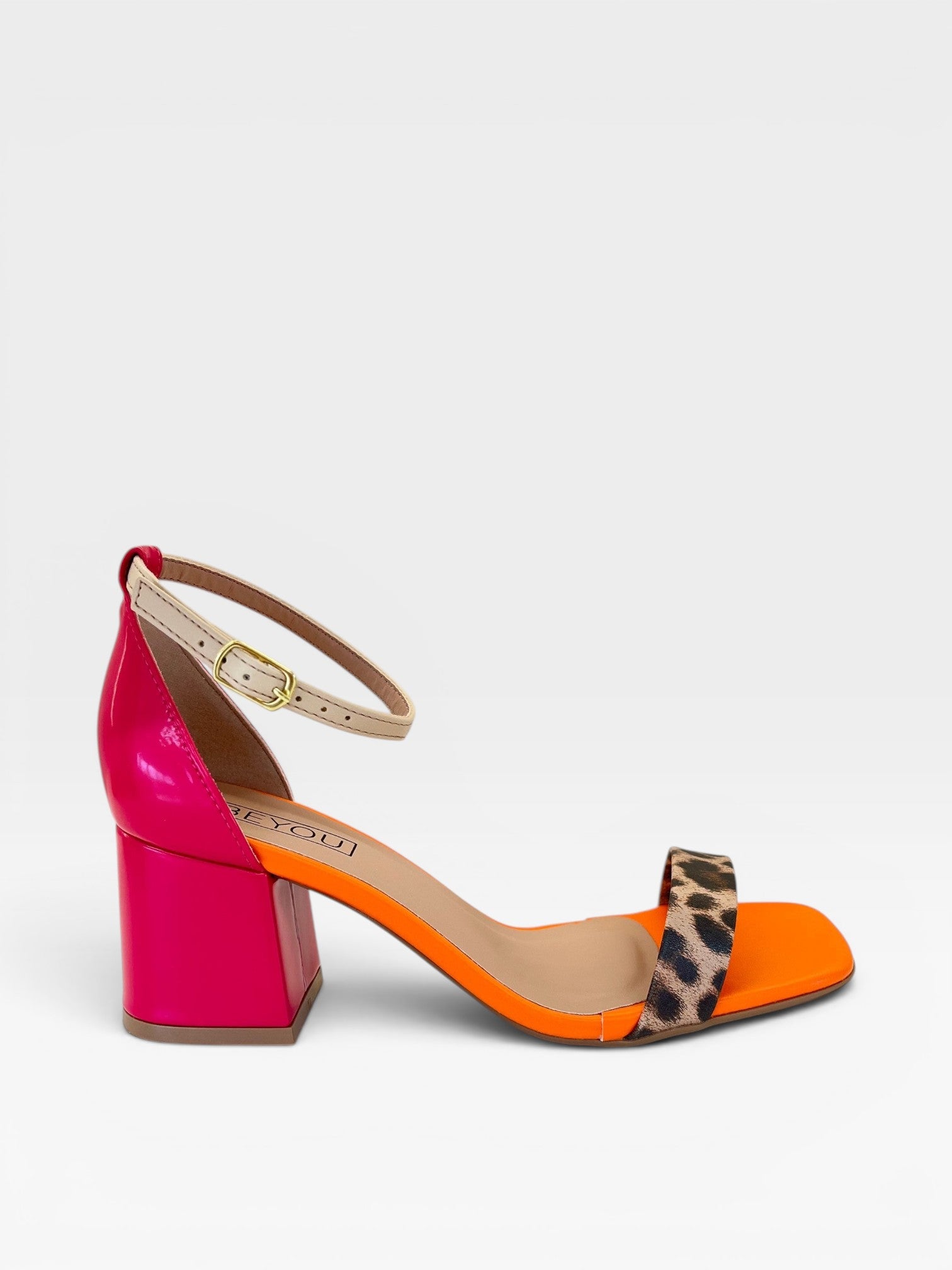 Sandália Beyou Shoes Ilhabela colorida em napa com salto bloco de 6cm, tiras em laranja, rosa e detalhe em animal print.