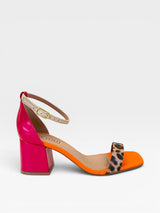 Sandália Beyou Shoes Ilhabela colorida em napa com salto bloco de 6cm, tiras em laranja, rosa e detalhe em animal print.