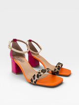Sandália Beyou Shoes Ilhabela colorida em napa com salto bloco de 6cm, tiras em animal print e fechamento por fivela.