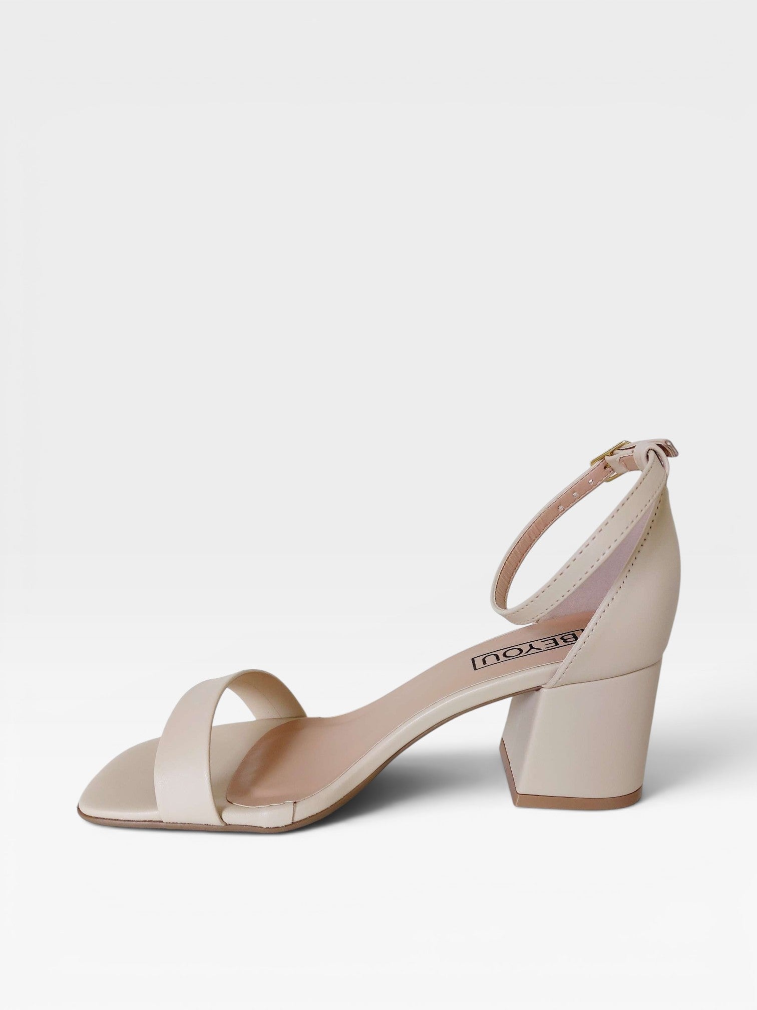 Sandália Beyou Shoes Ilhabela nude em napa com salto bloco de 6 cm e tira frontal, design elegante e minimalista.