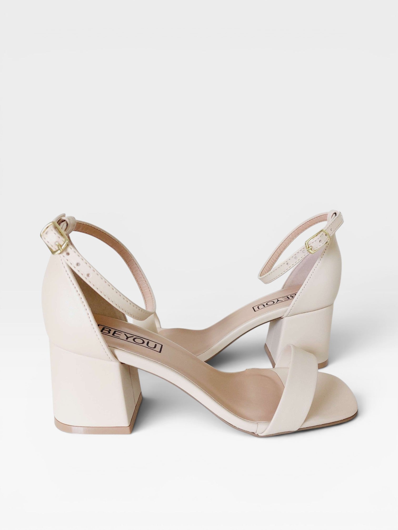 Sandália Beyou Shoes Ilhabela nude em napa com salto bloco de 6 cm e fechamento por fivela no tornozelo