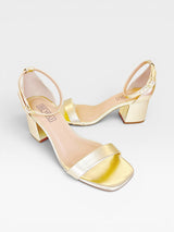 Sandália Beyou Shoes Ilhabela em napa ouro light com salto bloco de 6 cm e tira frontal delicada