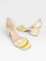 Sandália Beyou Shoes Ilhabela em napa ouro light com salto bloco de 6 cm e fechamento por fivela no tornozelo