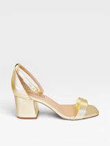 Sandália Beyou Shoes Ilhabela em napa ouro light com salto bloco de 6 cm e fechamento por fivela lateral
