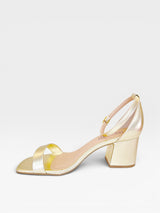 Sandália Beyou Shoes Ilhabela em napa ouro light com salto bloco de 6 cm e tira frontal, design elegante e casual.