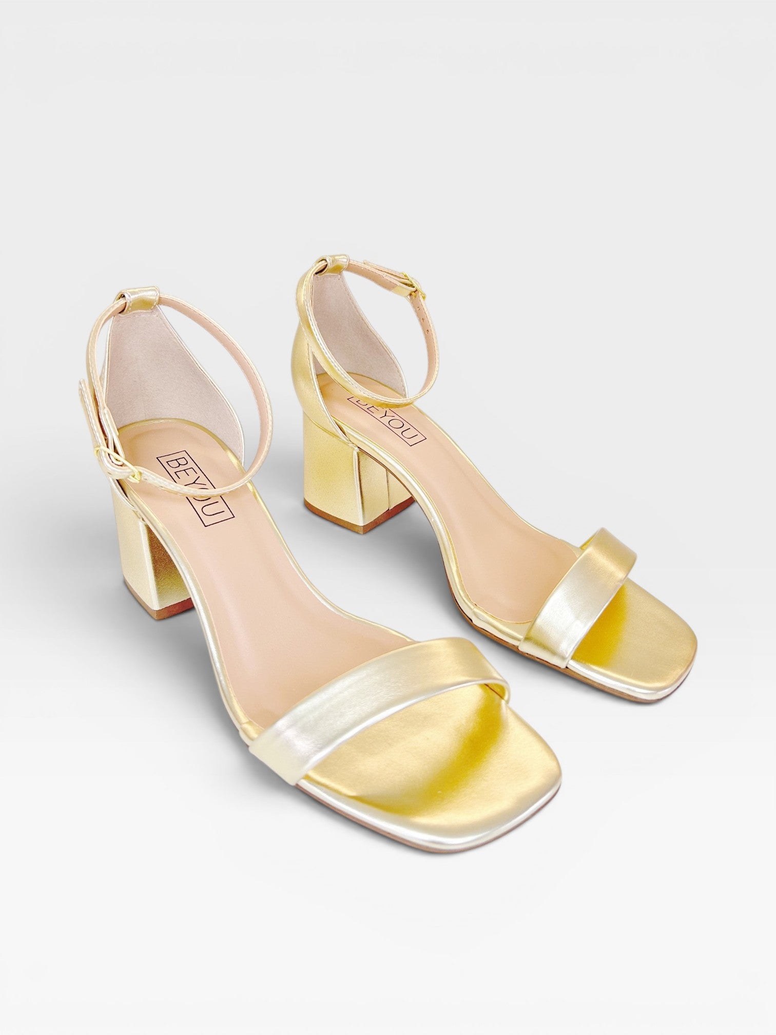 Sandália Beyou Shoes Ilhabela em napa ouro light com salto bloco de 6 cm e tira no tornozelo, design elegante e casual.
