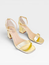 Sandália Beyou Shoes Ilhabela em napa ouro light com salto bloco de 6 cm e tira no tornozelo, design elegante e casual.