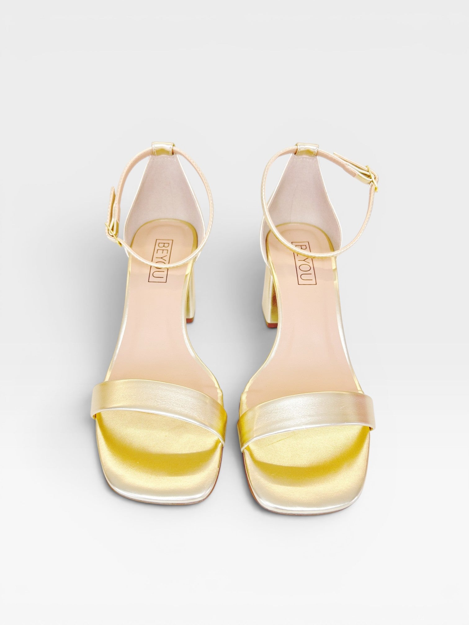 Sandália Beyou Shoes Ilhabela em napa ouro light com salto bloco de 6 cm e tira ajustável no tornozelo.