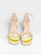 Sandália Beyou Shoes Ilhabela em napa ouro light com salto bloco de 6 cm e tira ajustável no tornozelo.