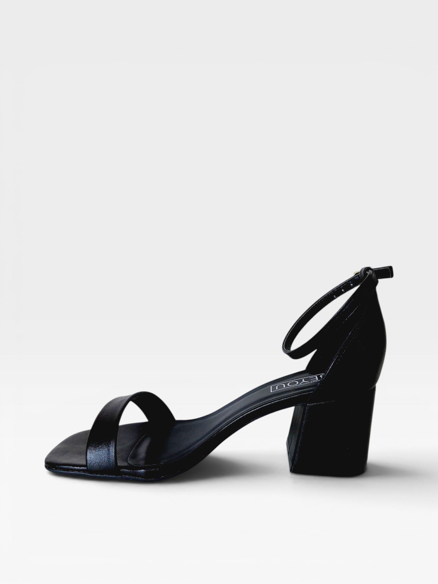 Sandália Beyou Shoes Ilhabela preta em napa com salto bloco de 6 cm e tira frontal, design elegante e versátil.