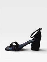 Sandália Beyou Shoes Ilhabela preta em napa com salto bloco de 6 cm e tira frontal, design elegante e versátil.