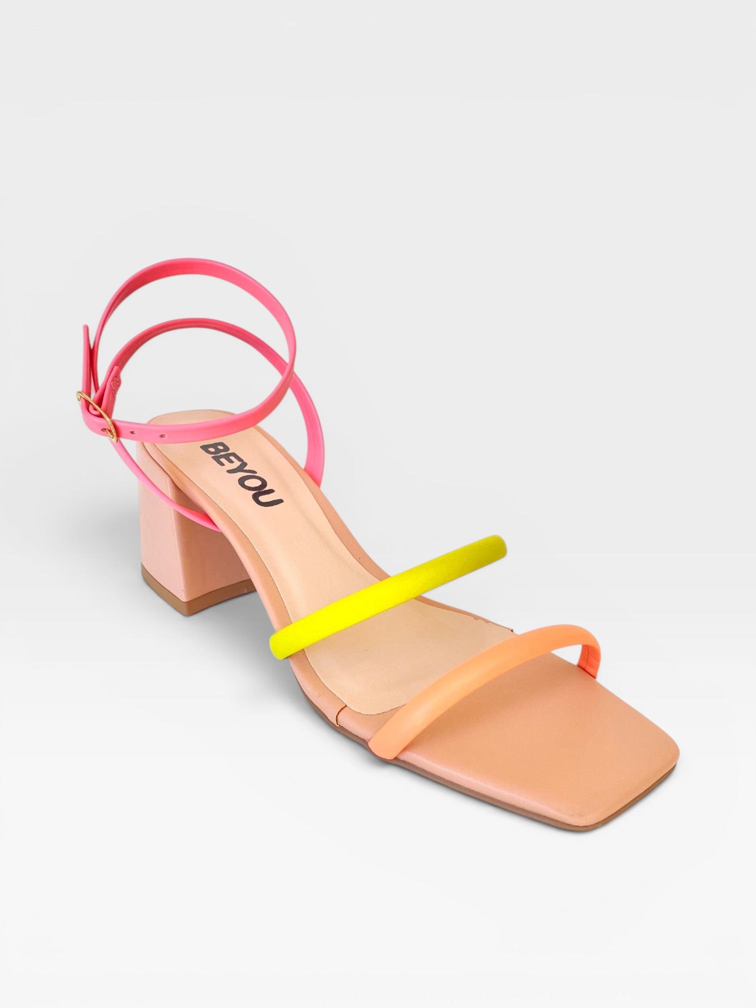 Sandália Ipanema Bistrô Beyou Shoes em napa nude com tiras coloridas rosa e limão e salto bloco de 7 cm