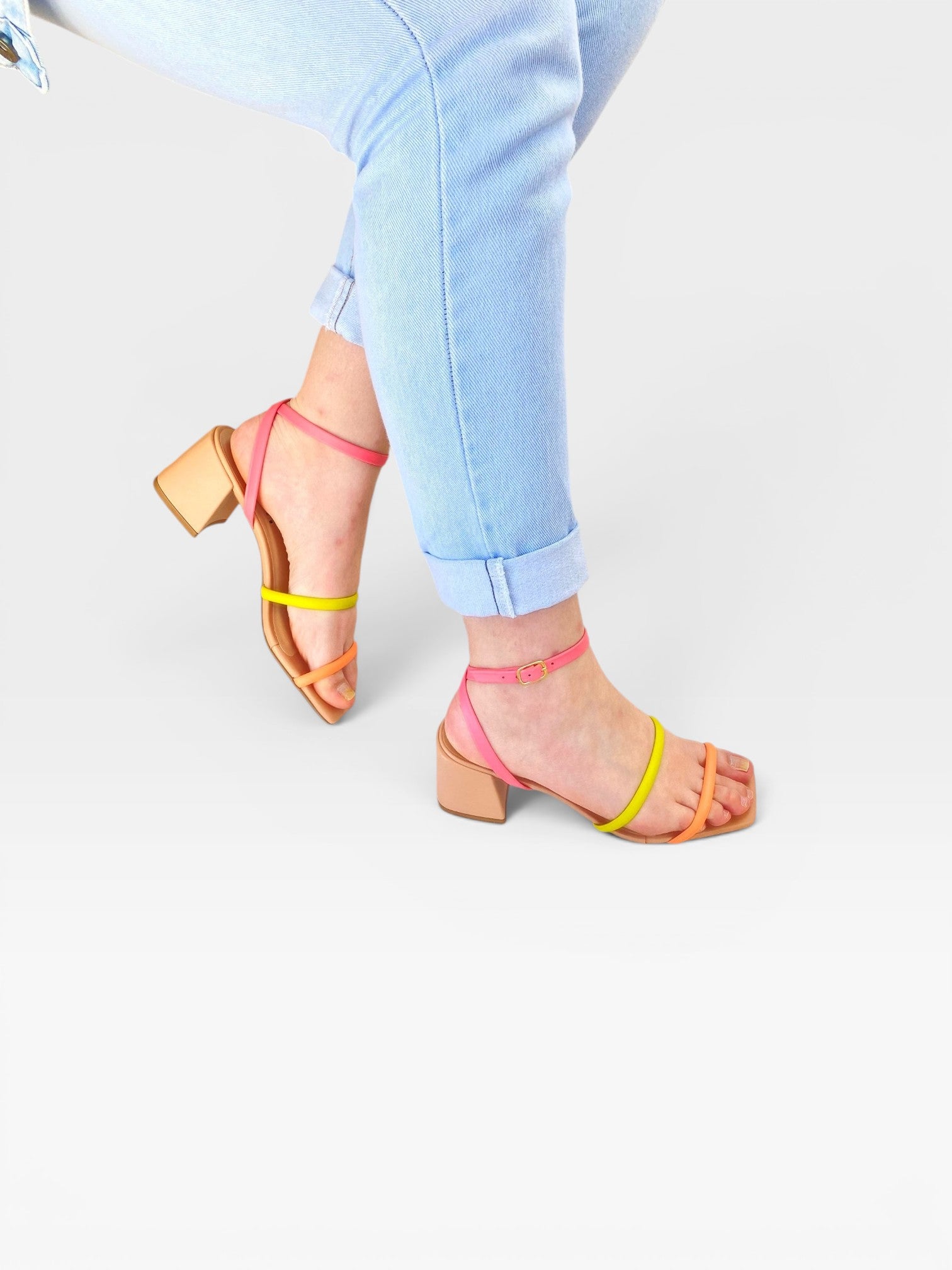 Sandália Beyou Shoes Ipanema em napa com tiras coloridas nude, limão e rosa e salto bloco de 7 cm