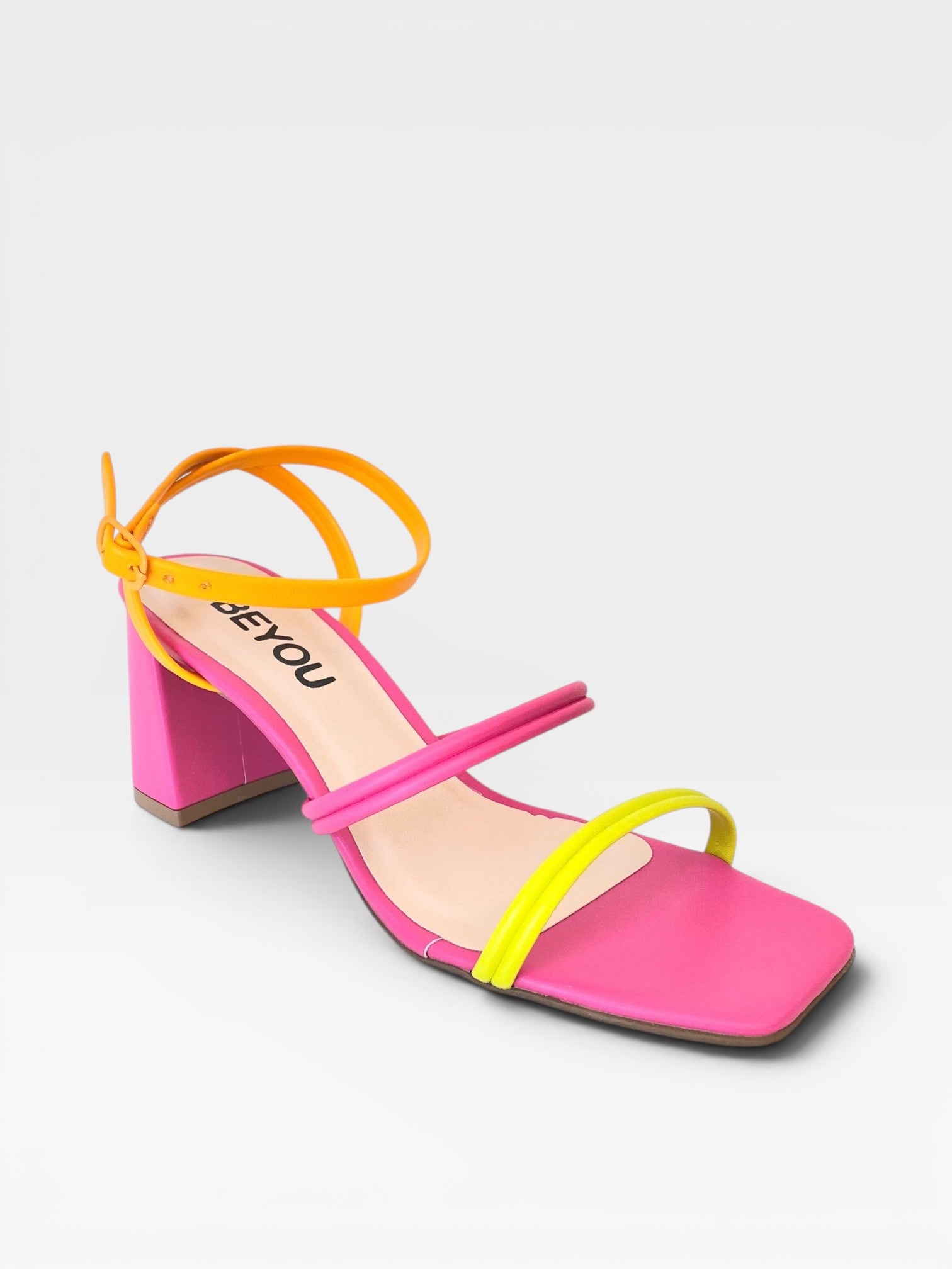 Sandália Ipanema Beyou Shoes em napa rosa com tiras limão e laranja, salto bloco de 7 cm e bico quadrado.