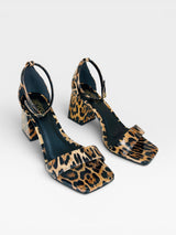 Sandália Beyou Shoes Leblon de salto baixo 6cm em napa verniz com estampa animal print de onça e tira no tornozelo