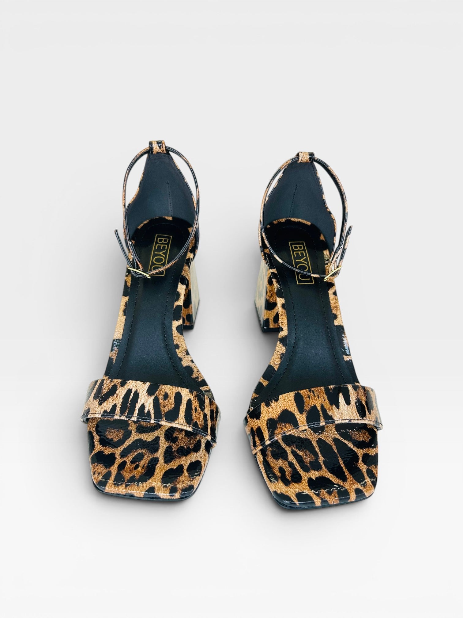 Sandália Beyou Shoes Leblon animal print de onça em napa verniz com salto bloco de 6 cm e fechamento por fivela