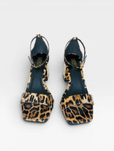 Sandália Beyou Shoes Leblon animal print de onça em napa verniz com salto bloco de 6 cm e fechamento por fivela