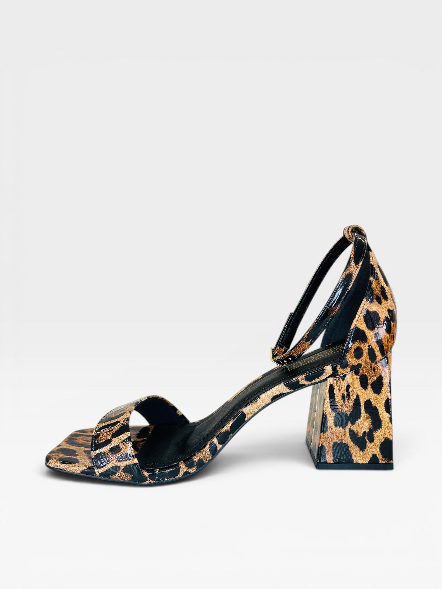 Sandália Beyou Shoes Leblon animal print de onça em napa verniz com salto bloco de 6 cm e tira no tornozelo