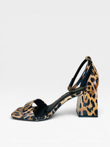 Sandália Beyou Shoes Leblon animal print de onça em napa verniz com salto bloco de 6 cm e tira no tornozelo