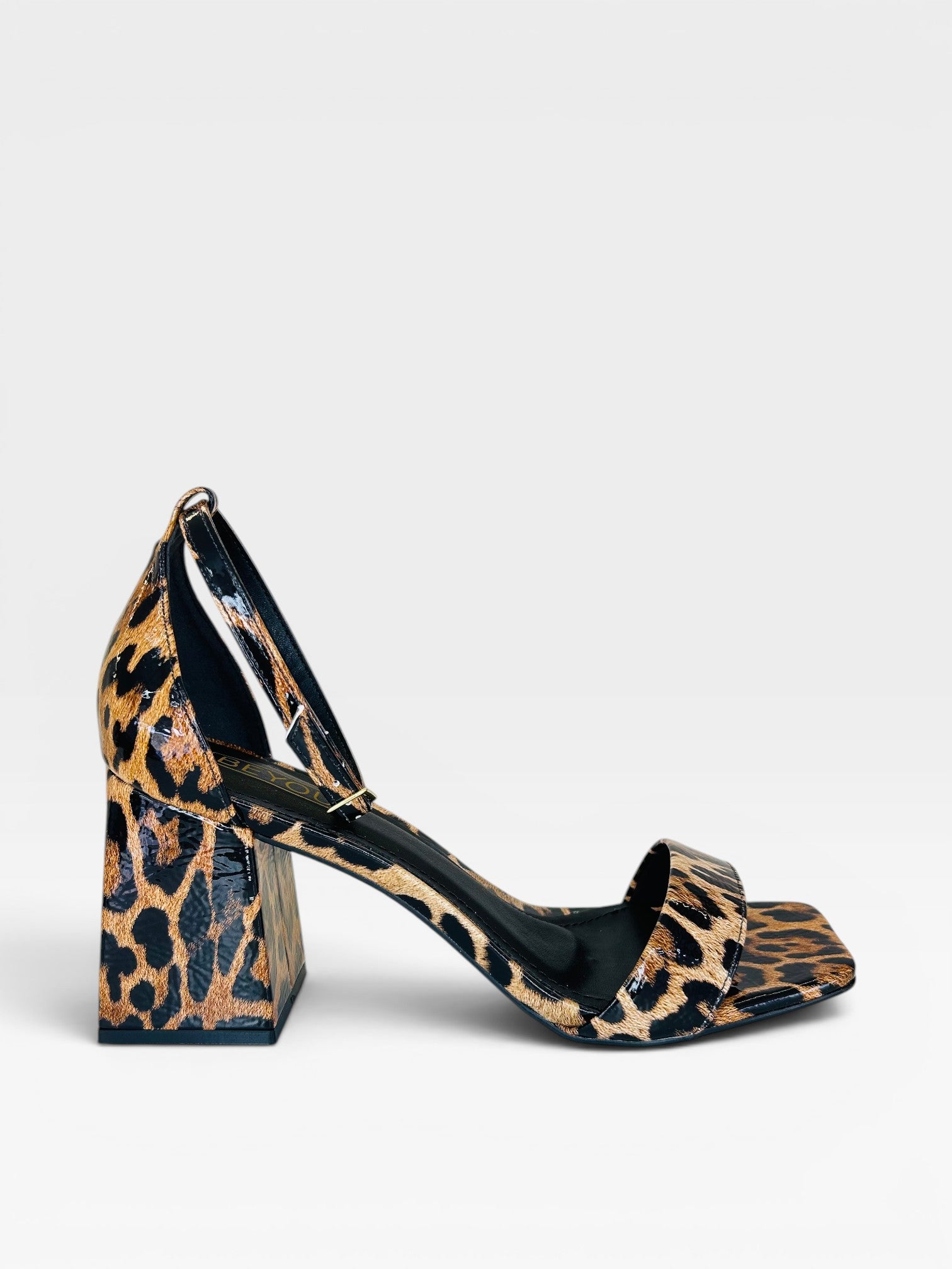 Sandália Beyou Shoes Leblon animal print de onça em napa verniz com salto bloco de 6 cm e fechamento por fivela