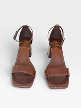 Sandália Beyou Shoes Leblon marrom em napa com salto bloco de 6 cm e fechamento por fivela no tornozelo