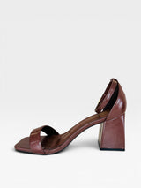 Sandália Beyou Shoes Leblon marrom em napa com salto bloco de 6 cm e fechamento por tira no tornozelo